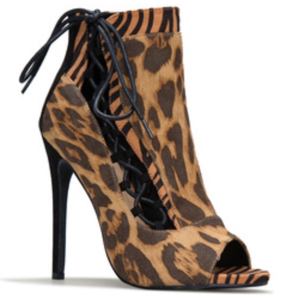 Shoe Dazzle bootie size 7.5